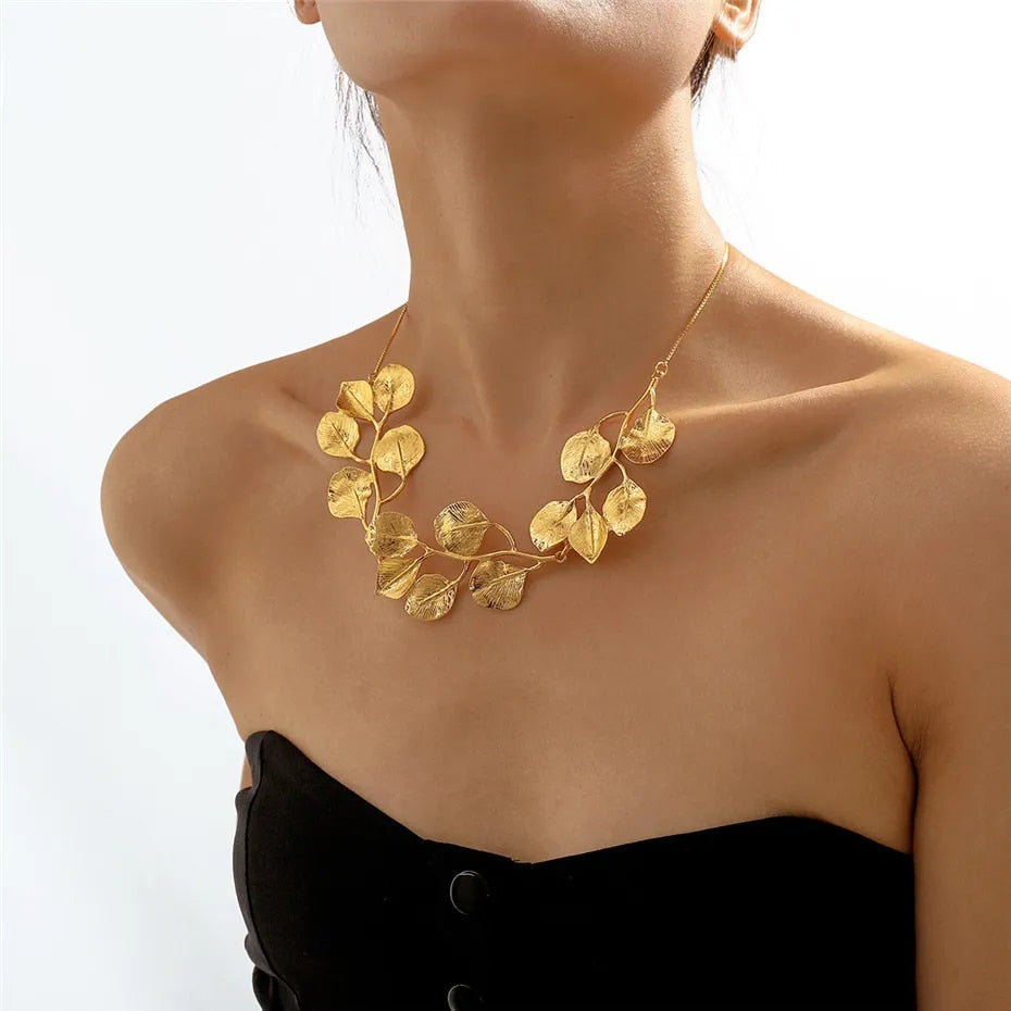 Eva Exaggerated Leaf Pendant Choker Necklace